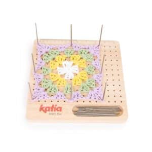 Katia Granny Square Blocker met gehaakte granny square op houten blokkeerbord en metalen pinnen voor een strak resultaat